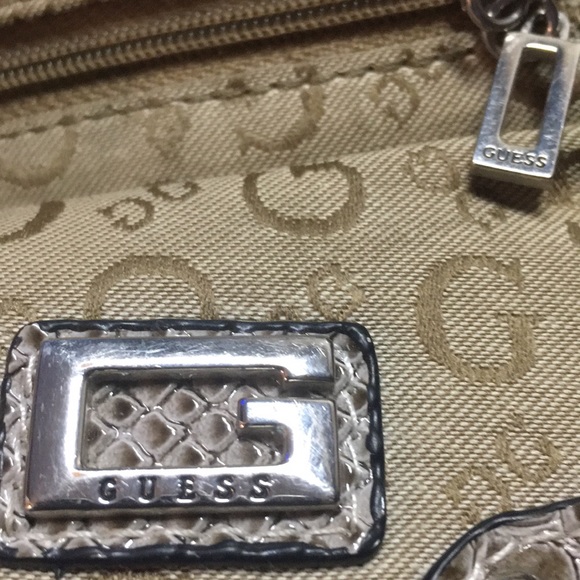 Guess snake skin looking wallet - Picture 5 of 5